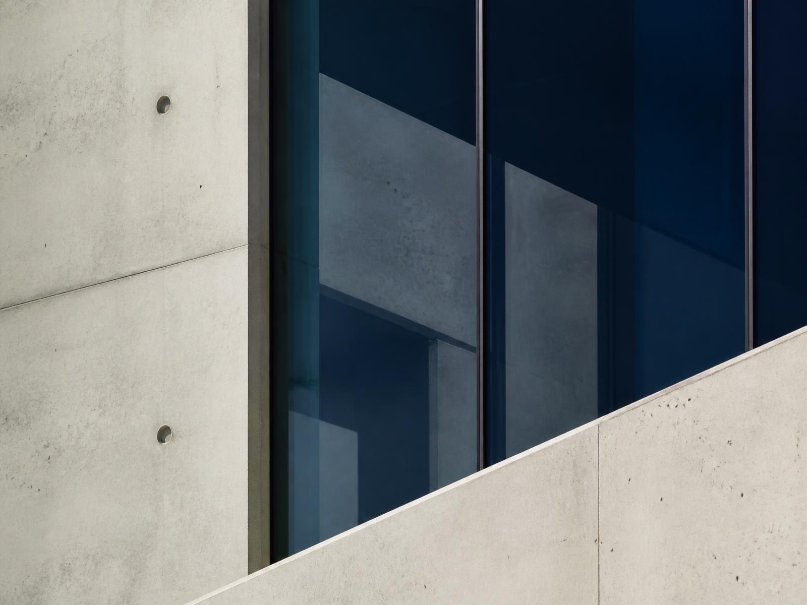 Architektonische Detailaufnahme einer modernen Schweizer Gebäudefassade